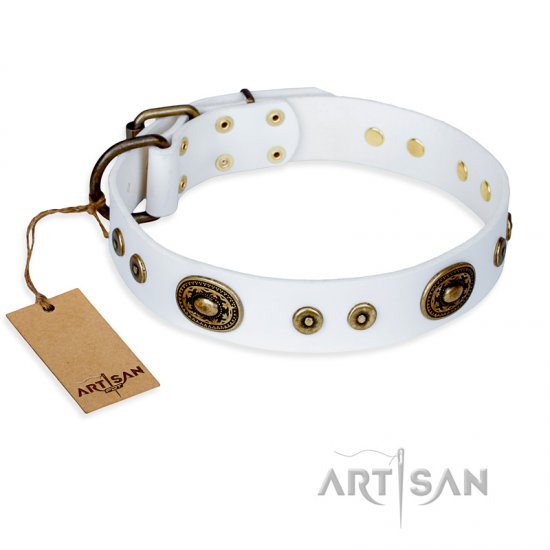 "Magnetic Appeal" FDT Artisan White Leather dog Collar with Old Bronze Look Decorations - Sulje napsauttamalla kuva