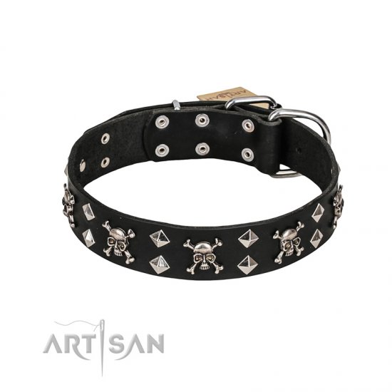 FDT Artisan "Rock 'n' Roll Style" Leather Dog Collar with Skulls, Bones and Studs 1 1/2 inch (40 mm) wide - Sulje napsauttamalla kuva
